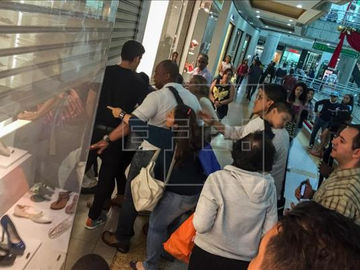 Nueva medida en horario de centros comerciales afecta la cultura