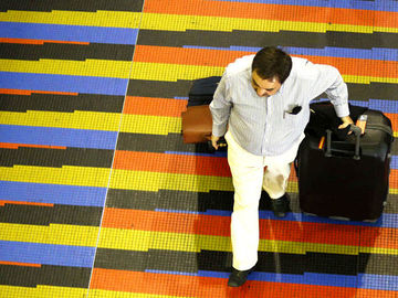 Límite de crédito le corta las alas a los viajeros