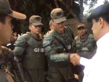 Maduro se acercó a GNB para felicitarlos por reprimir protestas