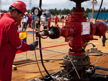 Diego Moya-Ocampos: "Gobierno de Maduro llegaría a su fin por deuda de Pdvsa"