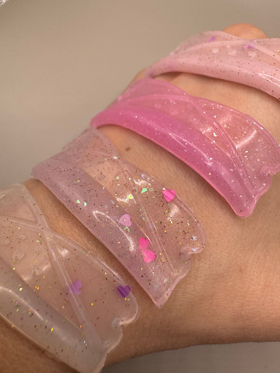 Miniaturbild: FlutterDrops Silikonpads für Lashlifting – Silikonpads auf Hand demonstriert