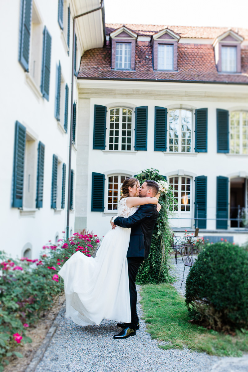 Hochzeit-Freie-Trauung-Schloss-Hünigen-Paarfotos