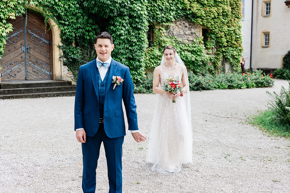 Schloss Münchenwiler-Hochzeit-Bräutiam-Braut-First Look