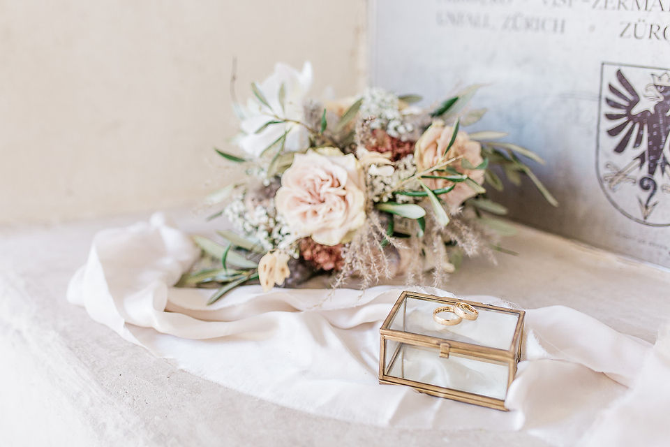 Heiraten-im-Stockalperschloss-Wallis-Hochzeit-brautpaarfotos-Brautstrauss-Eheringe-Trauringe-Ringbox
