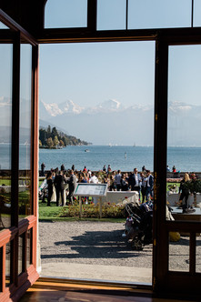 Rougemont-Saal - Aussicht auf den Thunersee vom Saal Schloss Schadau - Hochzeitsgäste - Segelboote - Hochzeitsapéro