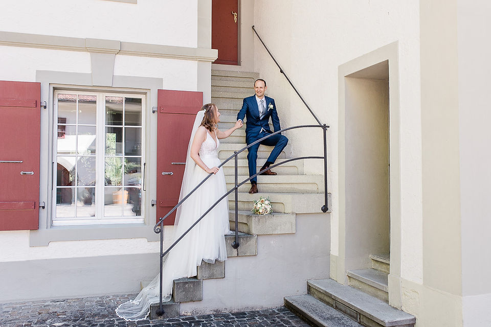 Treppe beim Schloss Gerzensee - Innenhof - Brautpaar - Brautkleid
