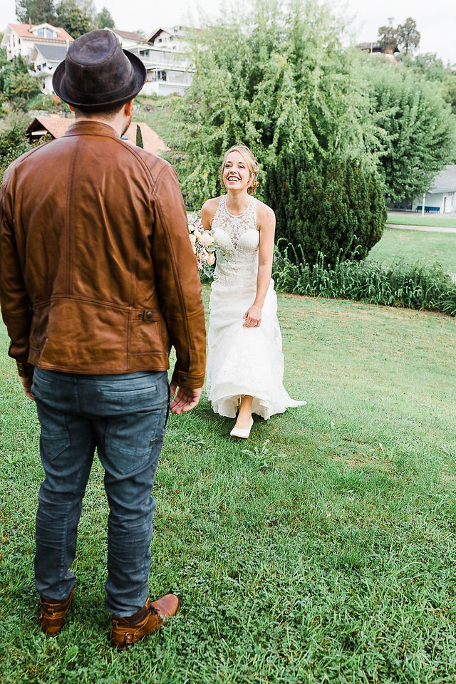 Brautpaar-First-Look-Hochzeitspaar-Hochzeitsfotos-Brautstrauss-Braut