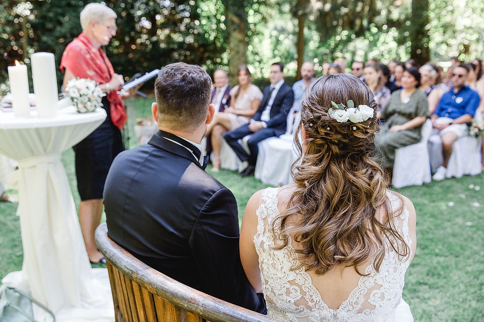Hochzeit-Freie-Trauung-Schloss-Hünigen-Trauung-unter-freiem-Himmel-Hochzeitspaar