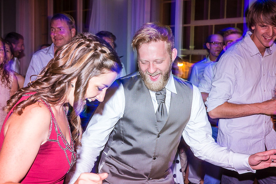 Heiraten-im-Stufenbau-Ittigen-Hochzeitsfest-Tanzen