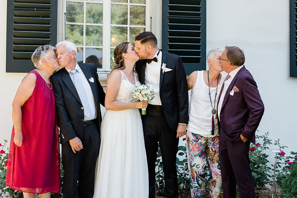 Hochzeit-Freie-Trauung-Schloss-Hünigen-Gruppenfotos