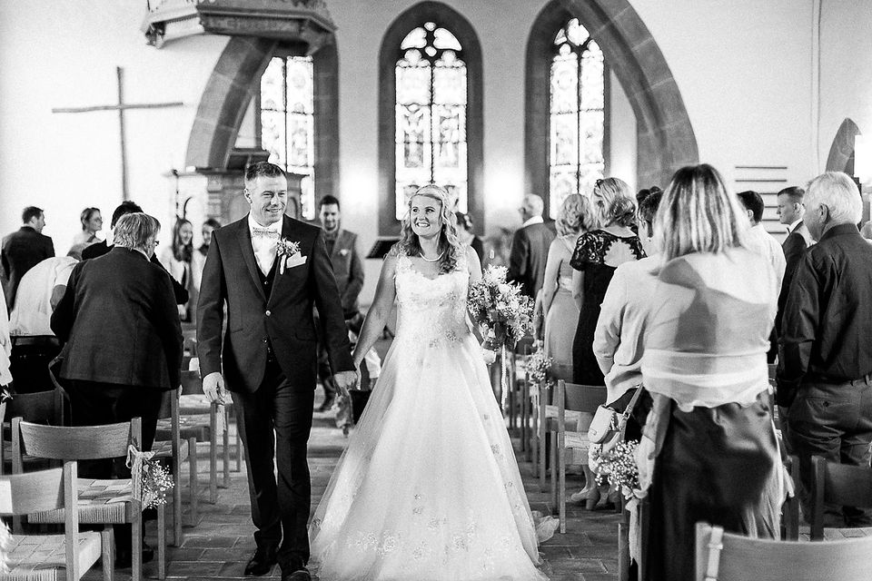 Heiraten-Kirche-Mühleberg-Brautpaar-mit-Kindern