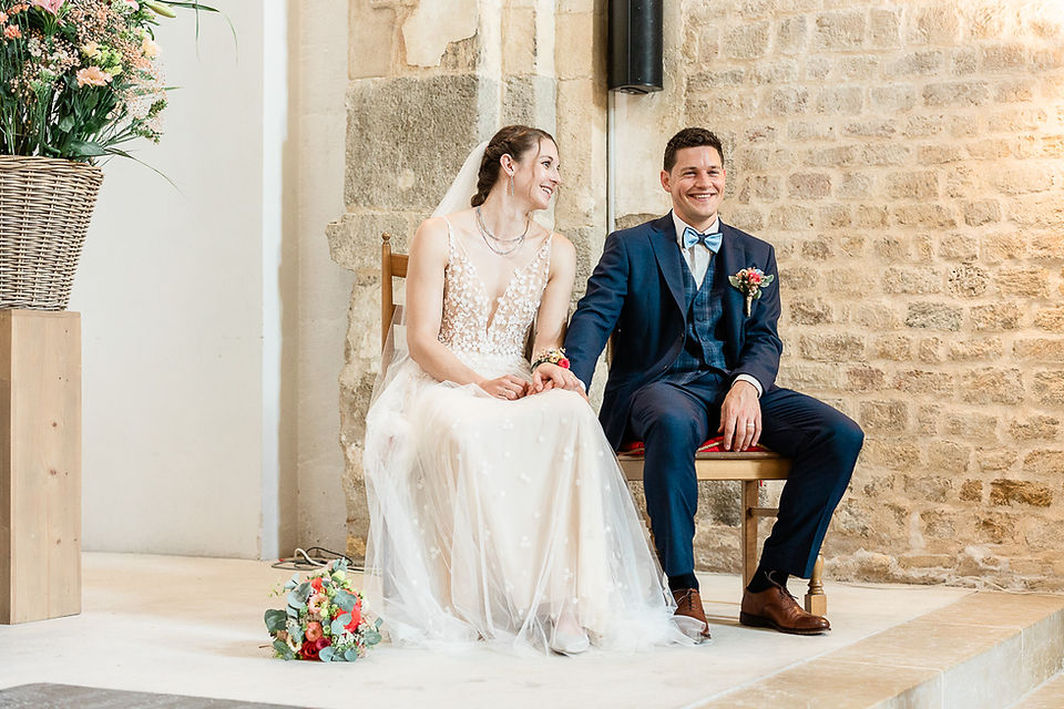 Schloss Münchenwiler-Hochzeit-Bräutigam-Braut-Trauung-Brautstrauss