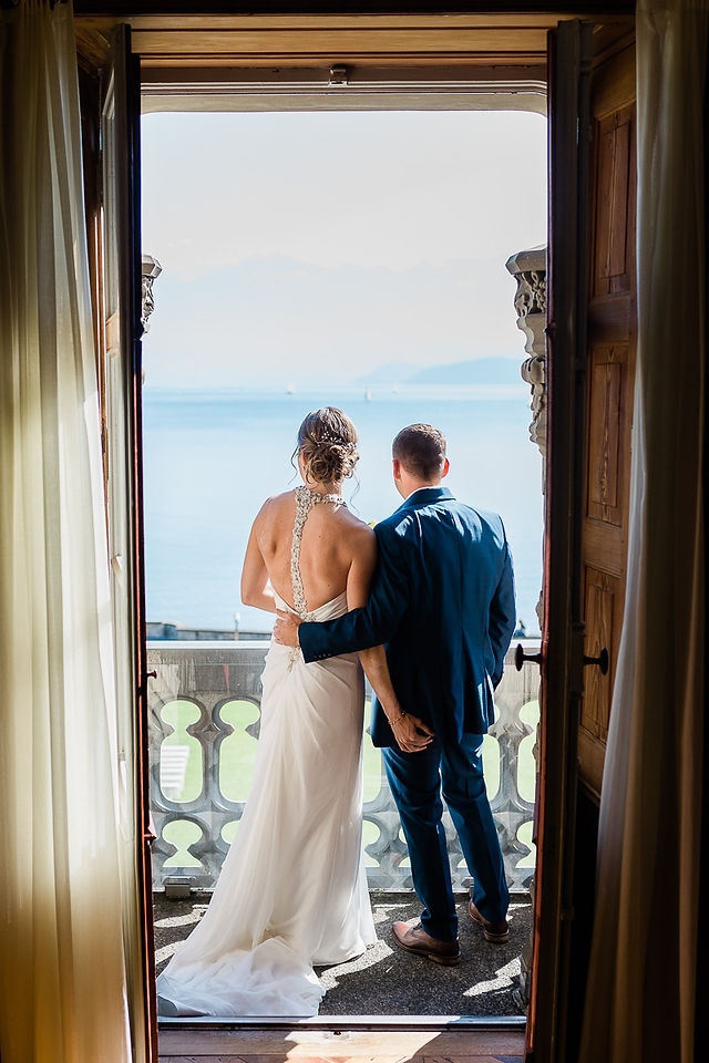 Hochzeit im Schloss Schadau in Thun - Aussicht auf den Thunersee - Hochzeitspaar