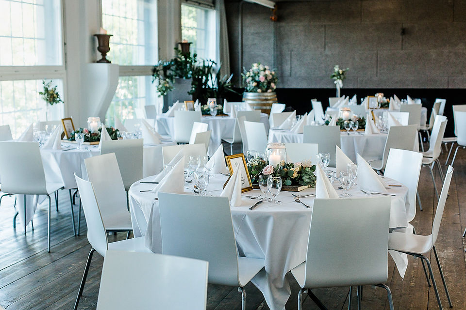 Heiraten-im-Stufenbau-Ittigen-Hochzeitsdeko-Tischdeko-Blumen