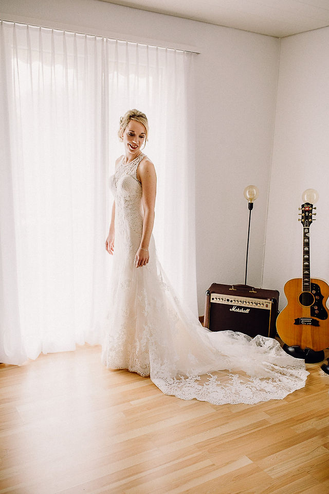 Ankleiden-Hochzeit-Braut-Getting-Ready-Hochzeitskleid-Thessa-und-Thomi