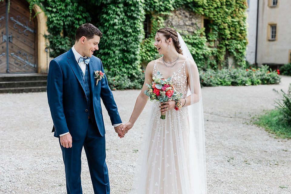 Schloss Münchenwiler-Hochzeit-Bräutiam-Braut-First Look
