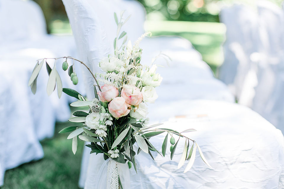 Hochzeit-Freie-Trauung-Schloss-Hünigen-Blumendeko-Blumenstraus-Hochzeitsdeko