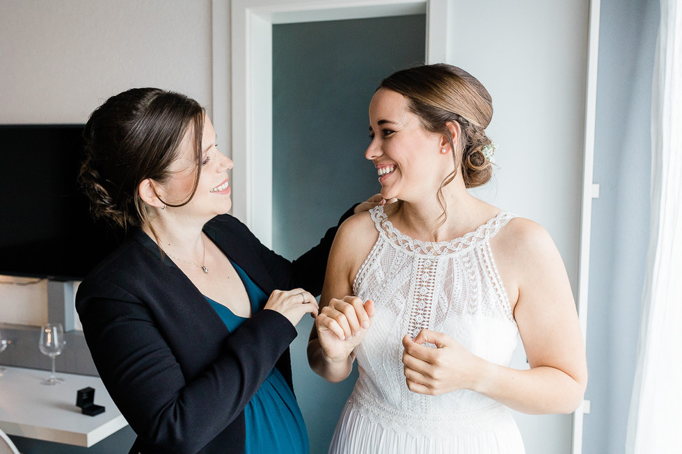 Getting Ready Braut - beste Freundin der Braut - Hotelzimmer - Hotel Mercure Plaza - Biel