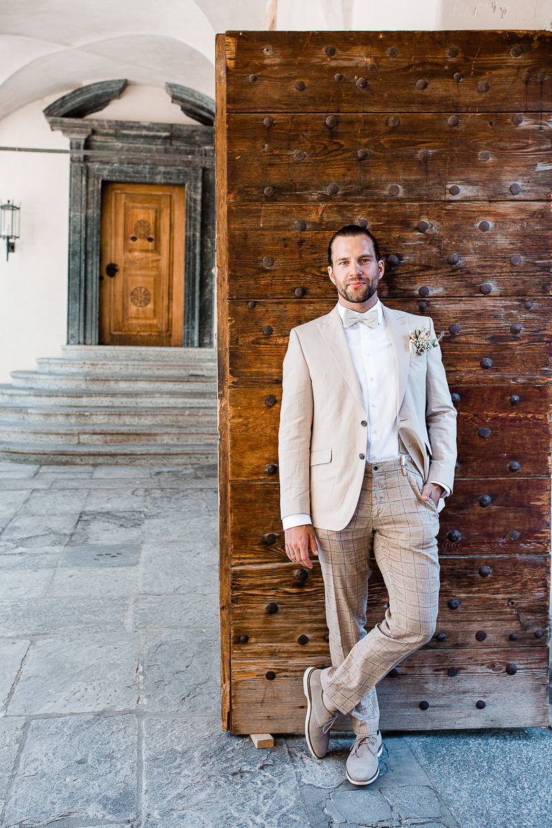Heiraten-im-Stockalperschloss-Wallis-Hochzeit-bräutigamportrait-Ansteckblumen-Anzug