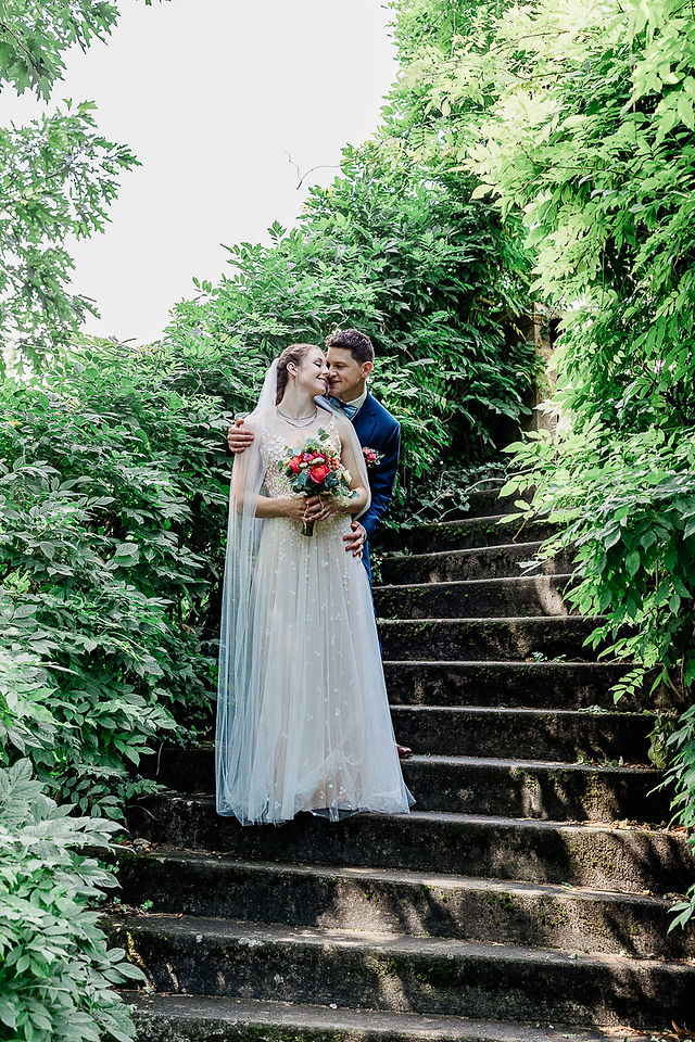 Schloss Münchenwiler-Hochzeit-Brautpaarshooting-Brautkleid