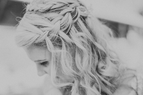 Brautpaarfotos-Hochzeit-Schloss-Bümpliz-Brautkleid-Braut