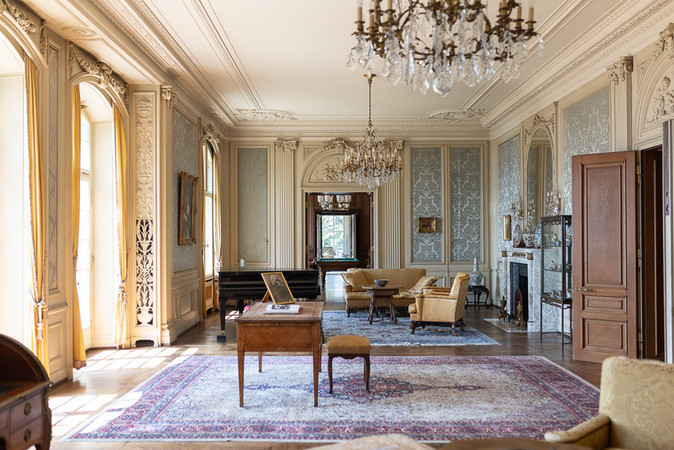 Villa St. Charles Hall Innenraum Piano Kronleuchter