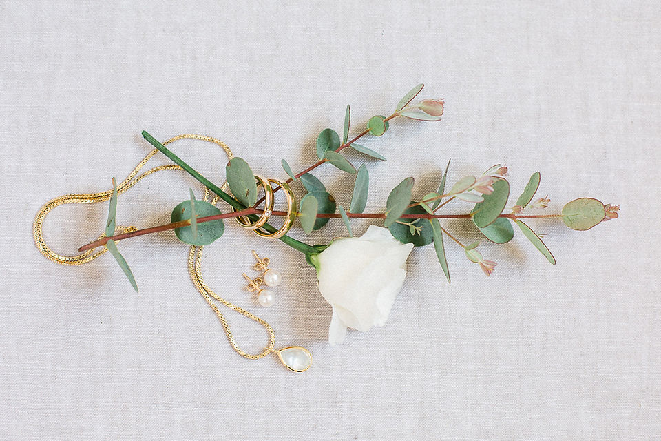 Hochzeit-Schloss-Hünigen-Brautschuck-Hochzeitsdetails-Ohrstecker-Kette