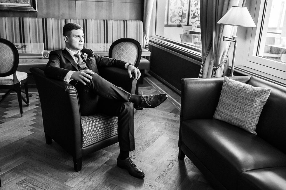 Heiraten-Hotel-Eden-Spiez-Bräutigamportrait-Hochzeitsanzug