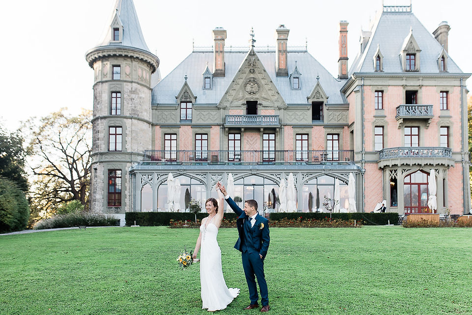 Tanzen auf der Wiese vom Schloss Schadau in Thun - Hochzeitspaar - Braut - Bäutigam