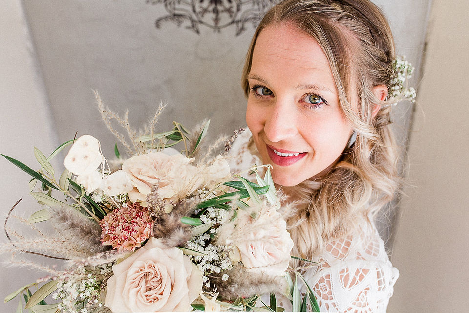 Heiraten-im-Stockalperschloss-Wallis-Hochzeit-brautportrait-Blumenstrauss