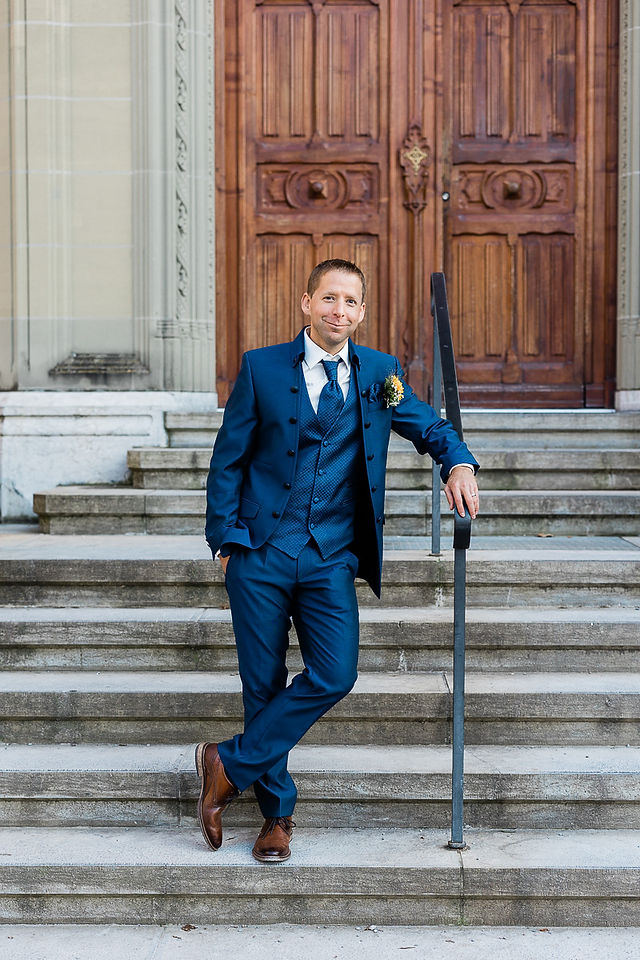 Haupteingang Treppe vom Schloss Schadau in Thun - Bäutigam - Hochzeitsanzug