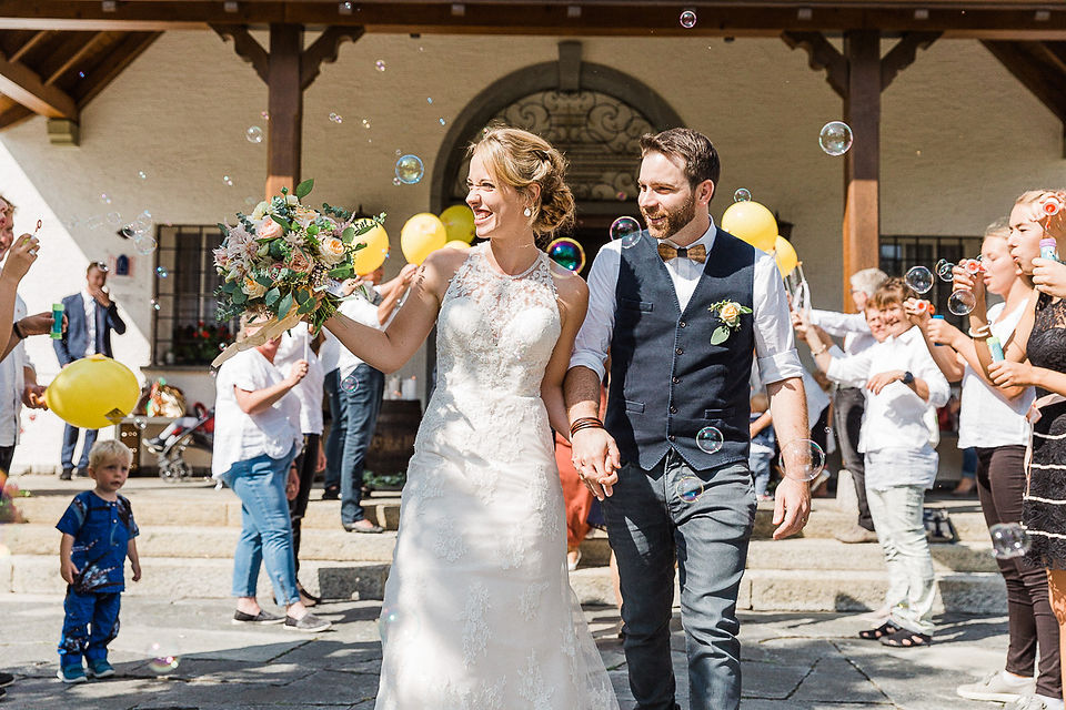 Hochzeit-Kirche-Uetendorf-heiraten-Spalier-Auszug-aus-Kirche