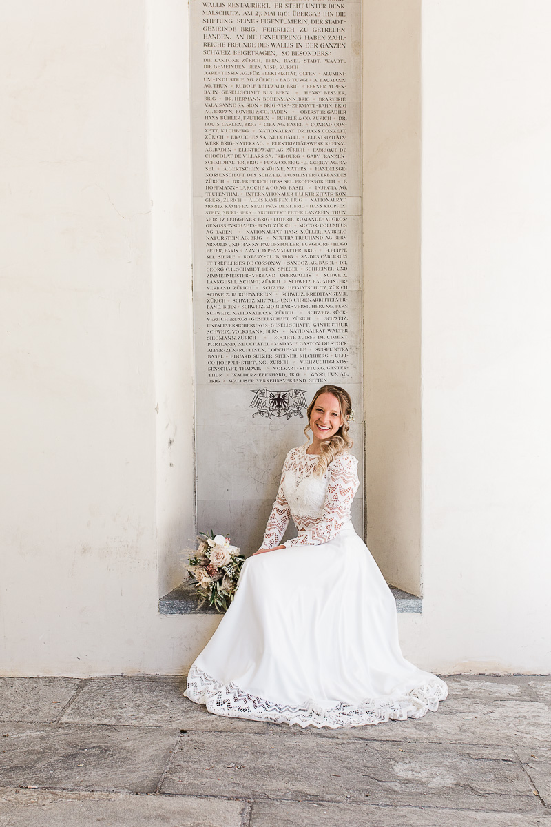 Heiraten-im-Stockalperschloss-Wallis-Hochzeit-Brautportrait-Brautstrauss