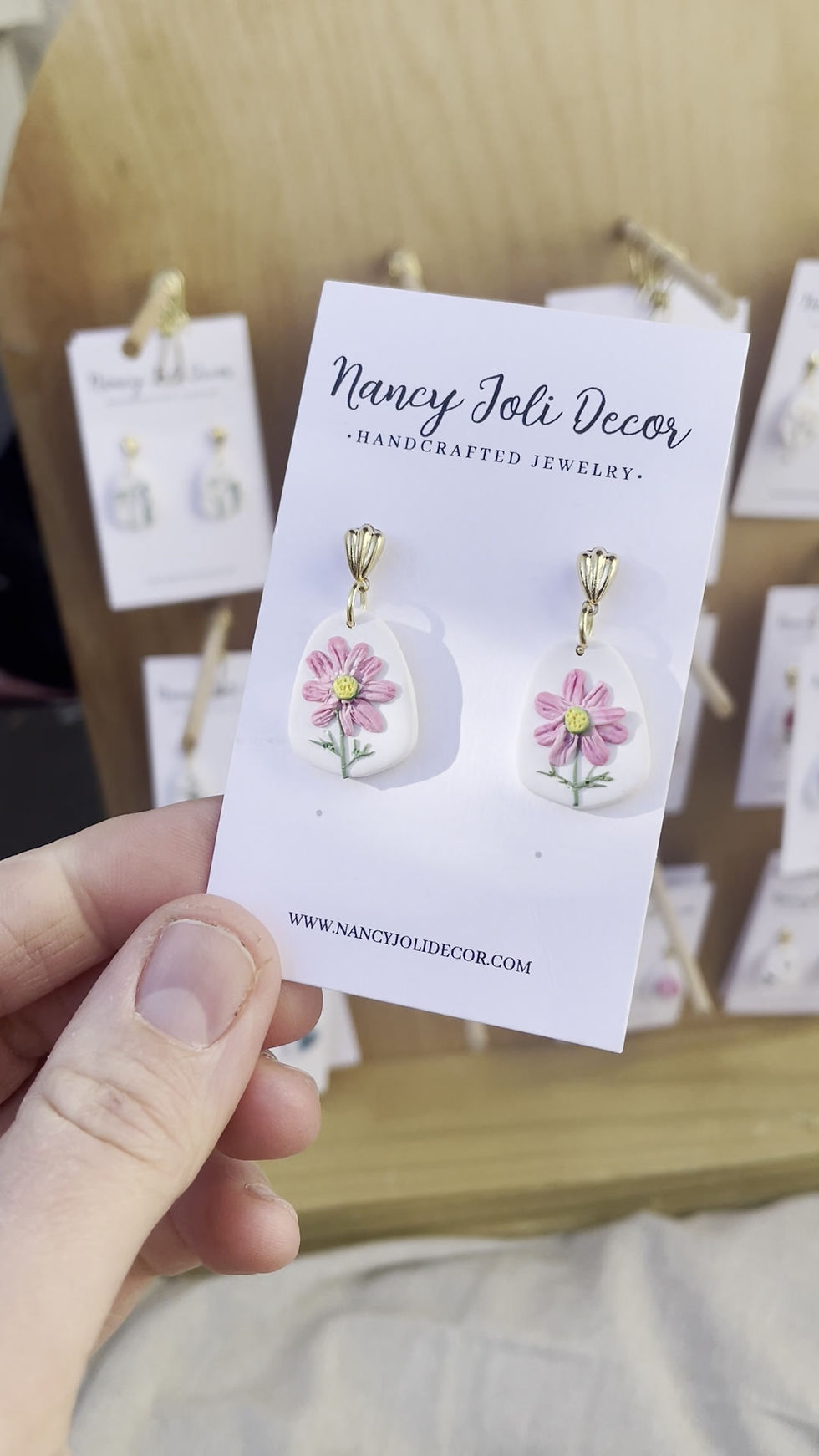 Thumbnail: Cosmos dangles - October Flower