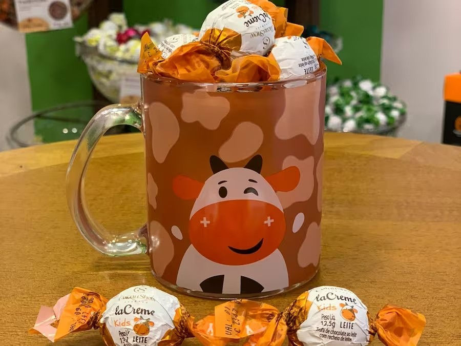 Caneca de vidro Cremilda cheia de trufas laCreme Kids