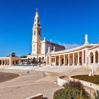  tours exclusivos pelas cidades, proporcionando uma experiência personalizada para que possa explorar os melhores destinos com todo o conforto e estilo. serviço premium de Rent a Driver com carros de luxo e motoristas privados altamente qualificados. 