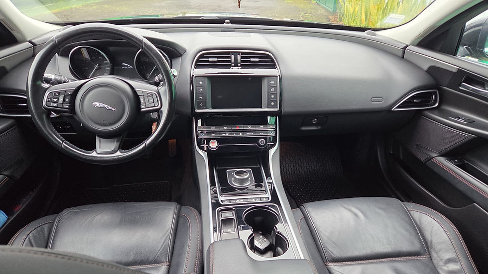 Miniatura: Jaguar XE