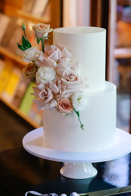 Floral wedding cake at Bendooley House.