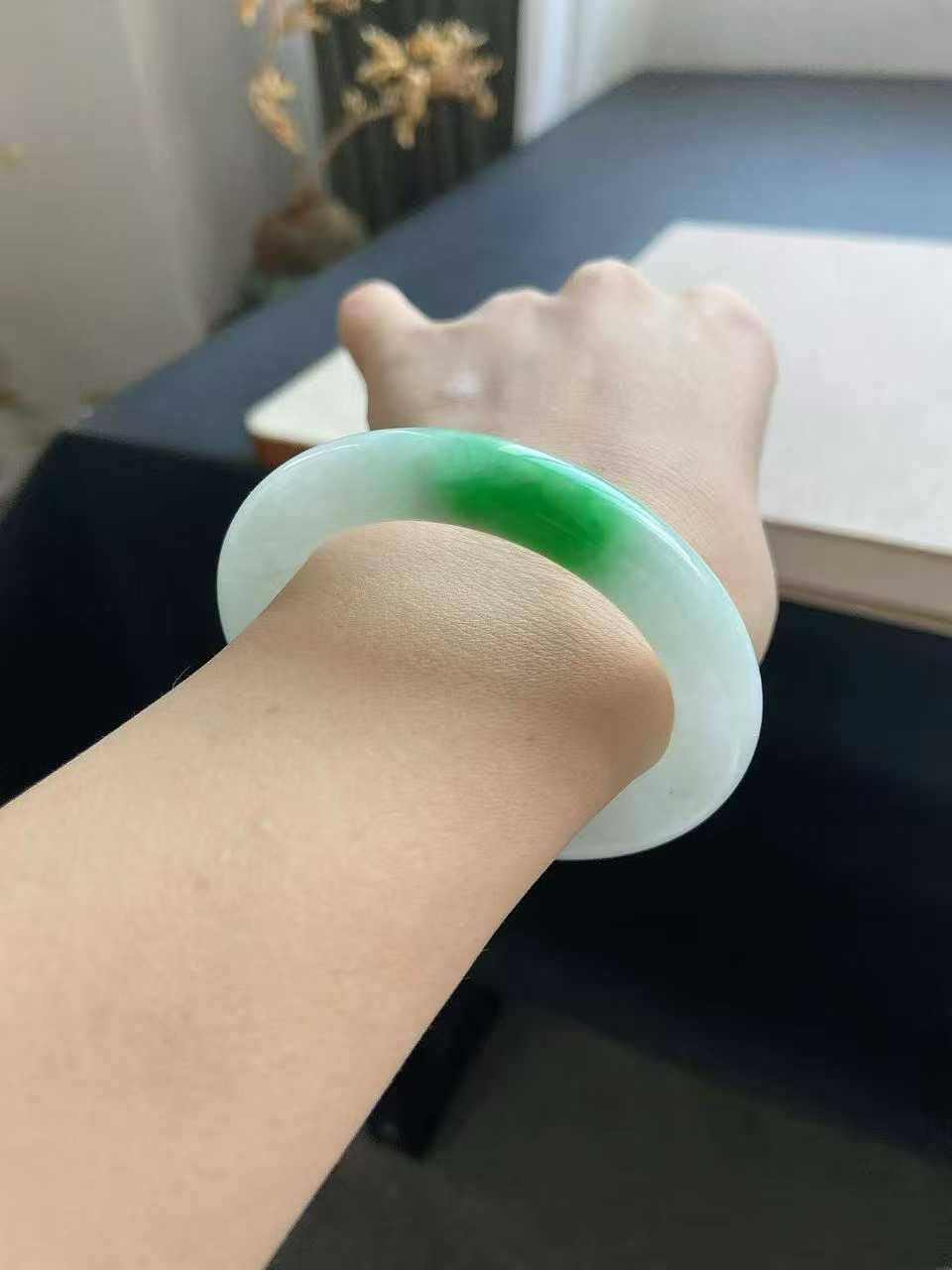 Thumbnail: 【闲置A182】50.3圈阳绿白底青圆条翡翠手镯 Jadeite Bangle Size 50.3