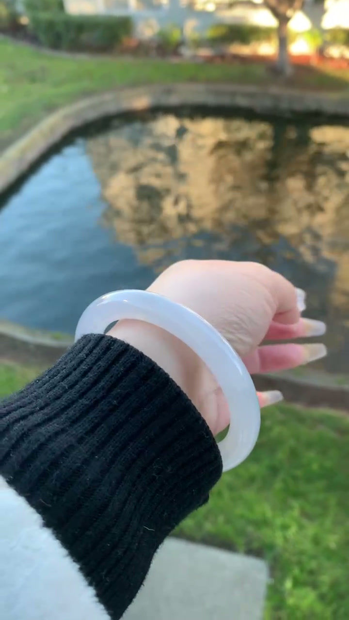 Thumbnail: 【新货-樱澜】55.5圈冰胶蓝紫春彩圆条翡翠手镯  Jadeite Bangle Size 55.5