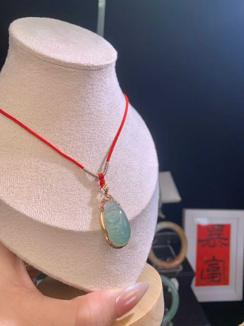 Thumbnail: 【闲置F921】18k金镶嵌冰胶晴绿翡翠如意小吊坠