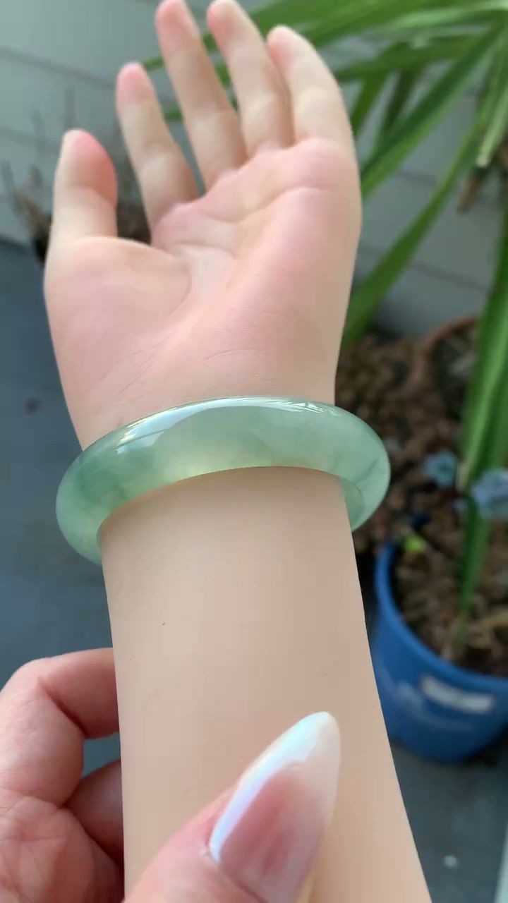 Thumbnail: 【闲置D904】53圈冰胶起光飘绿花正圈翡翠手镯  Jadeite Bangle Size 53