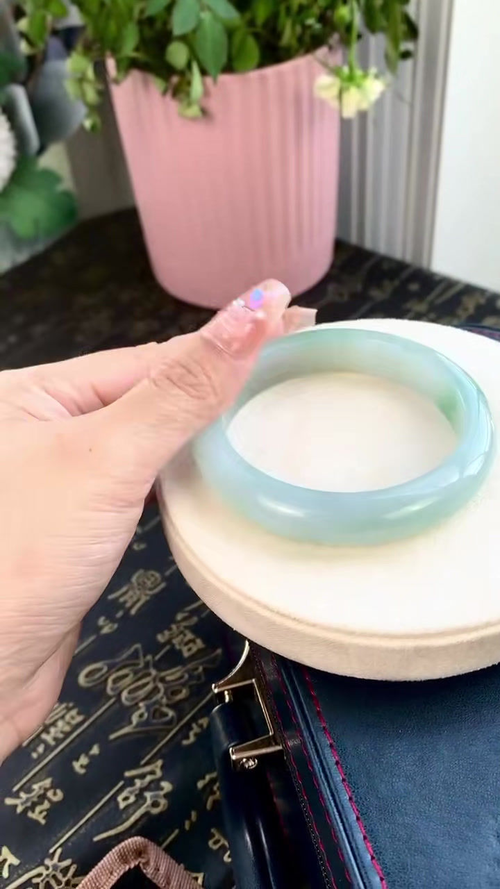 Thumbnail: 【闲置A129】58.7圈冰胶淡绿飘花正圈翡翠手镯  Jadeite Bangle Size 58.7