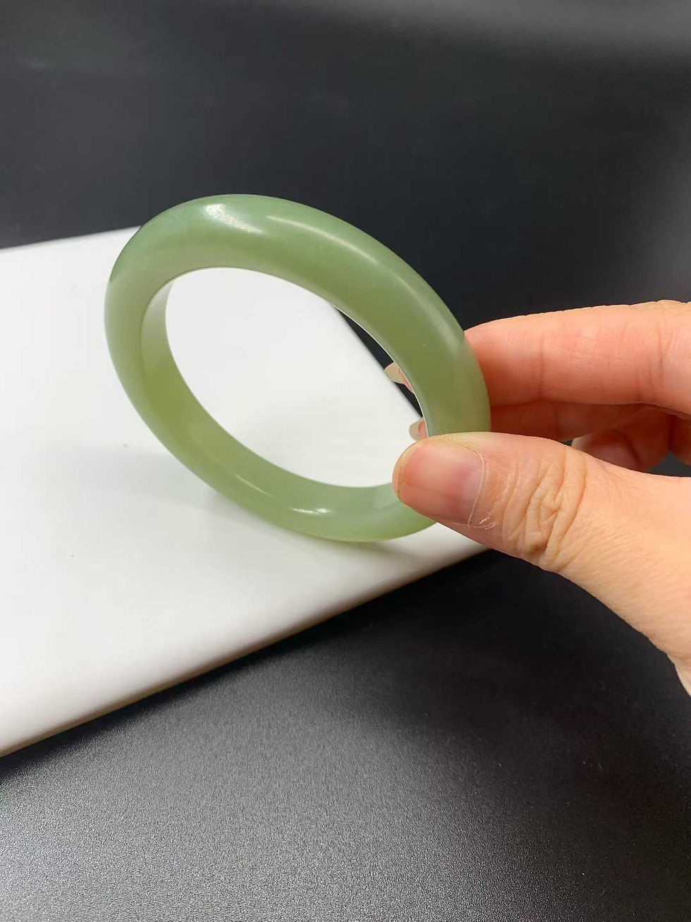 Thumbnail: 【闲置B119】55.2圈翠青和田玉正圈手镯满绿满翠  Hetian Jade Bangle Size 55.2