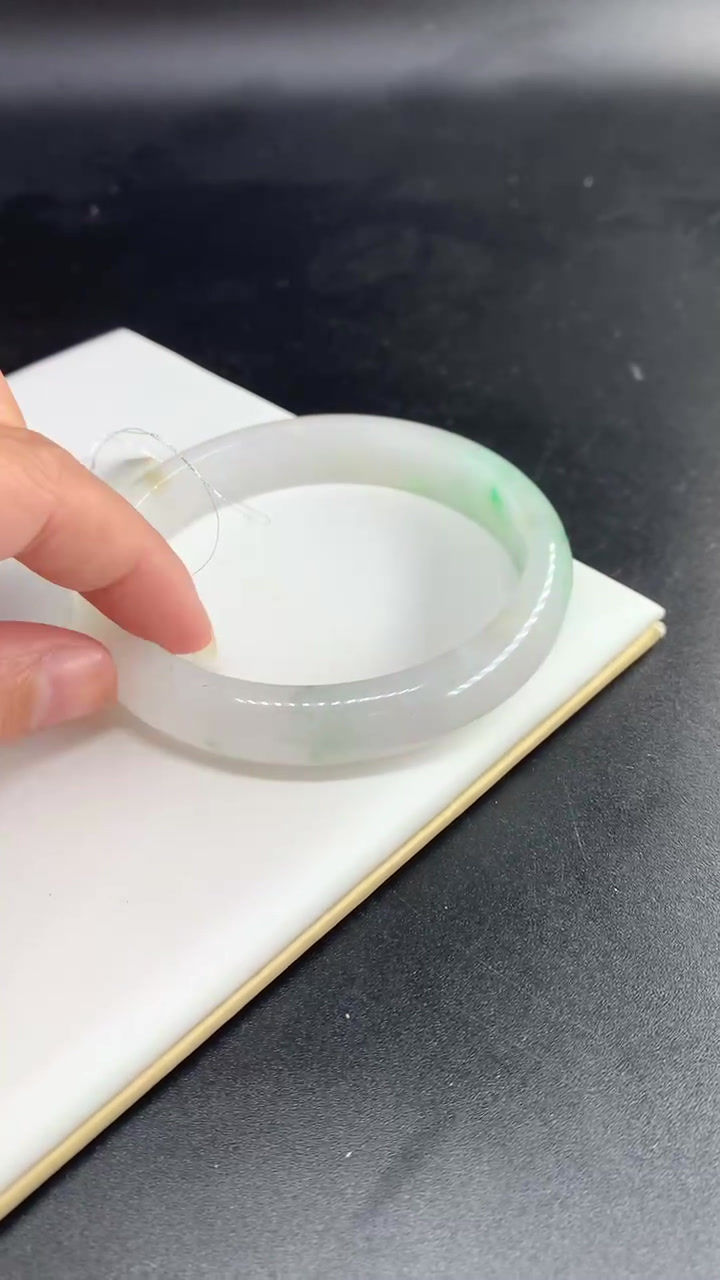 Thumbnail: 【闲置D095】62.5圈糯冰飘阳绿花大圈口翡翠手镯 Jadeite Bangle Size 62.5