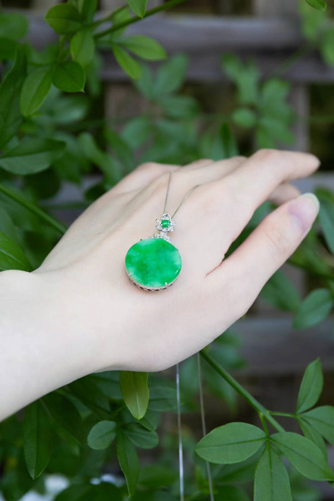 【新货】18k镶嵌阳绿翡翠圆牌吊坠