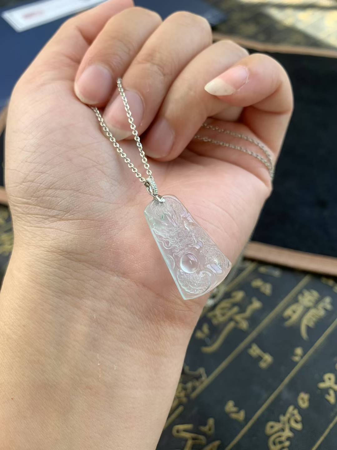 【新货】18k金钻石镶嵌高冰飘绿翡翠龙牌吊坠