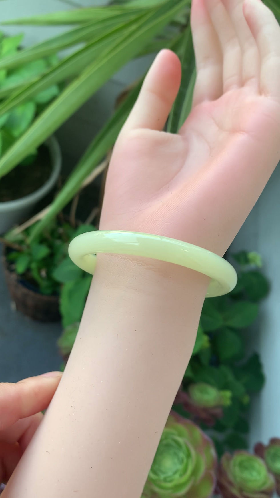 Thumbnail: 【闲置E907】51.8圈和田玉黄口圆条手镯  Hetian Jade Bangle Size 51.8