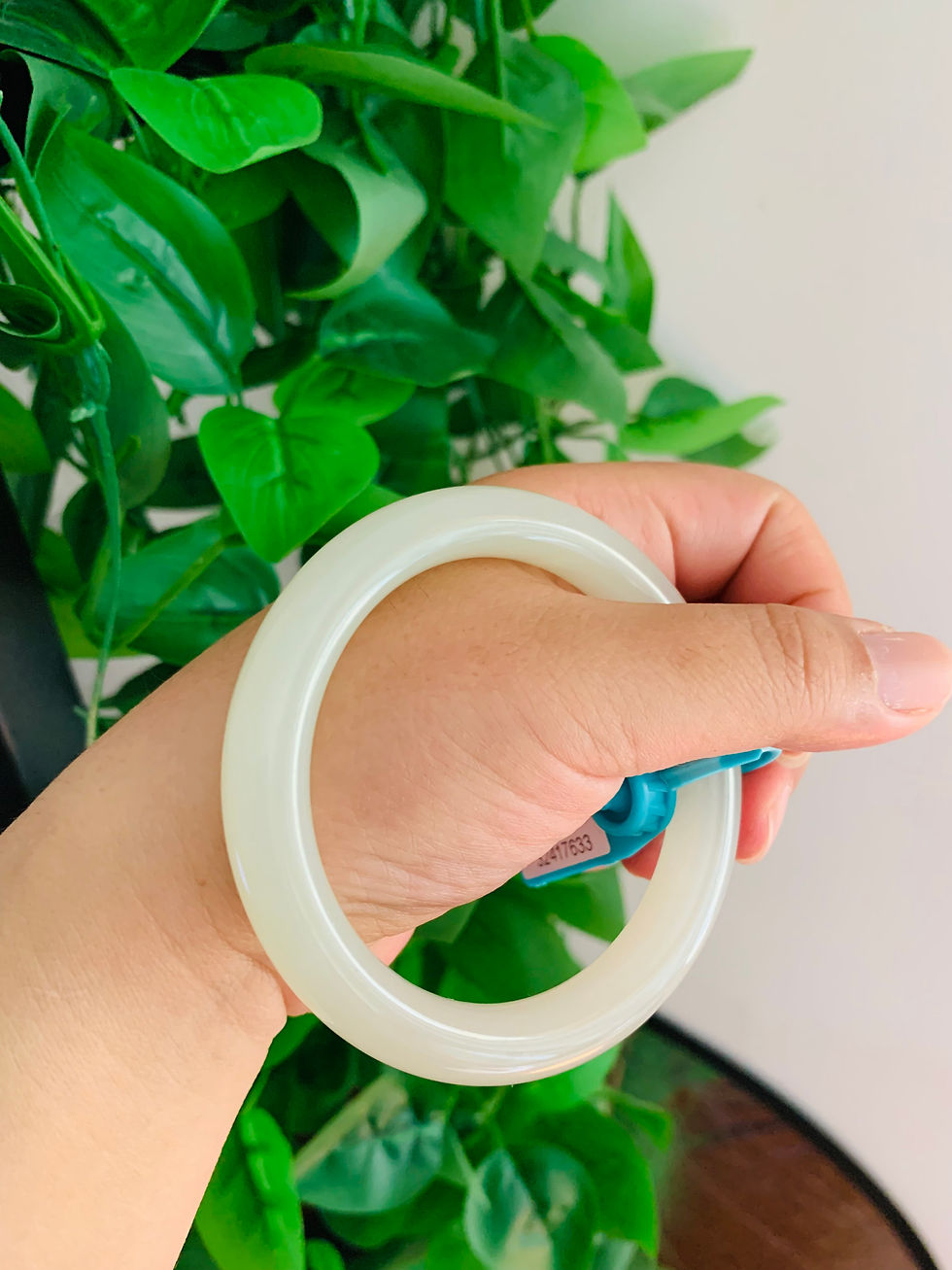 縮圖：【新货-HB3485】55圈青海料浅晴白色和田玉圆条手镯  Hetian Jade Bangle Size 55