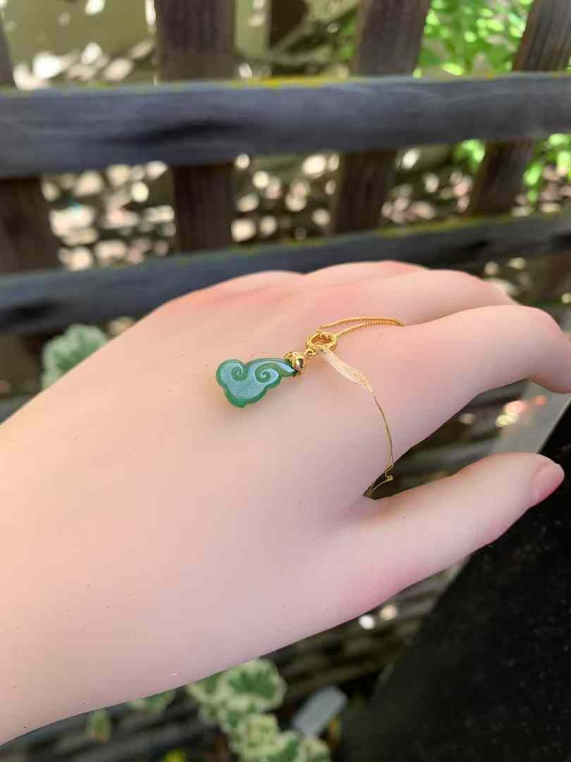 Thumbnail: 【新货FP-2395】绿底飘花祥云翡翠吊坠